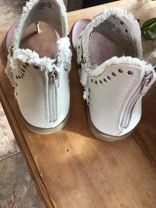 Journey Cream sandals with zipper on the back