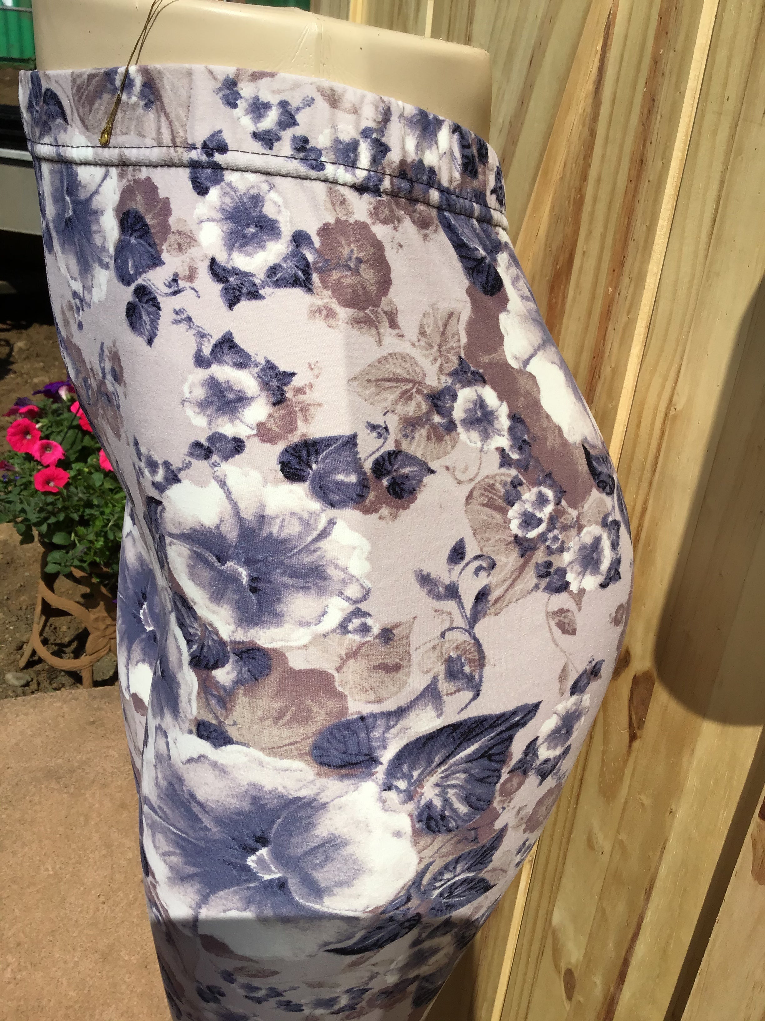 Womens best leggings BUTTERY SOFT LEGGINGS One Size Print. Flower smoky grey with blue print
