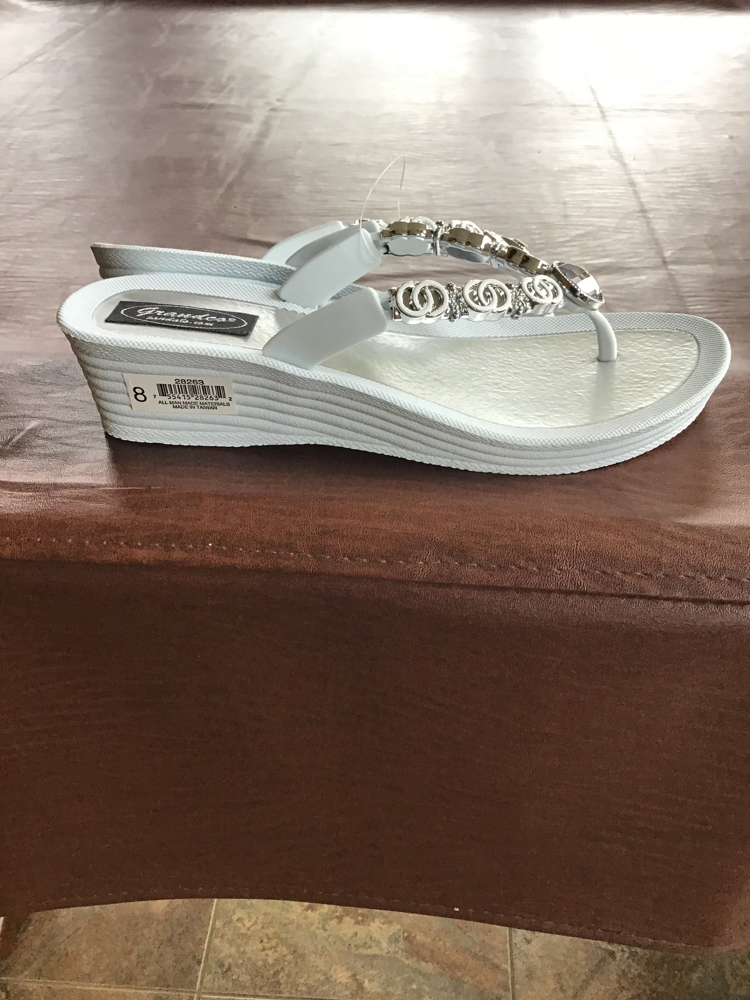 Gorgeous bling sandals with wedge V-thong Link ring wedge sandal white